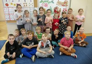 Zdjęcie grupowe dzieci stoją i prezentują swoje pierniczki